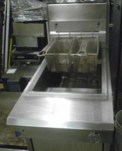 GAS 35 POUND FRYER  