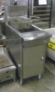 GAS 35 POUND FRYER  